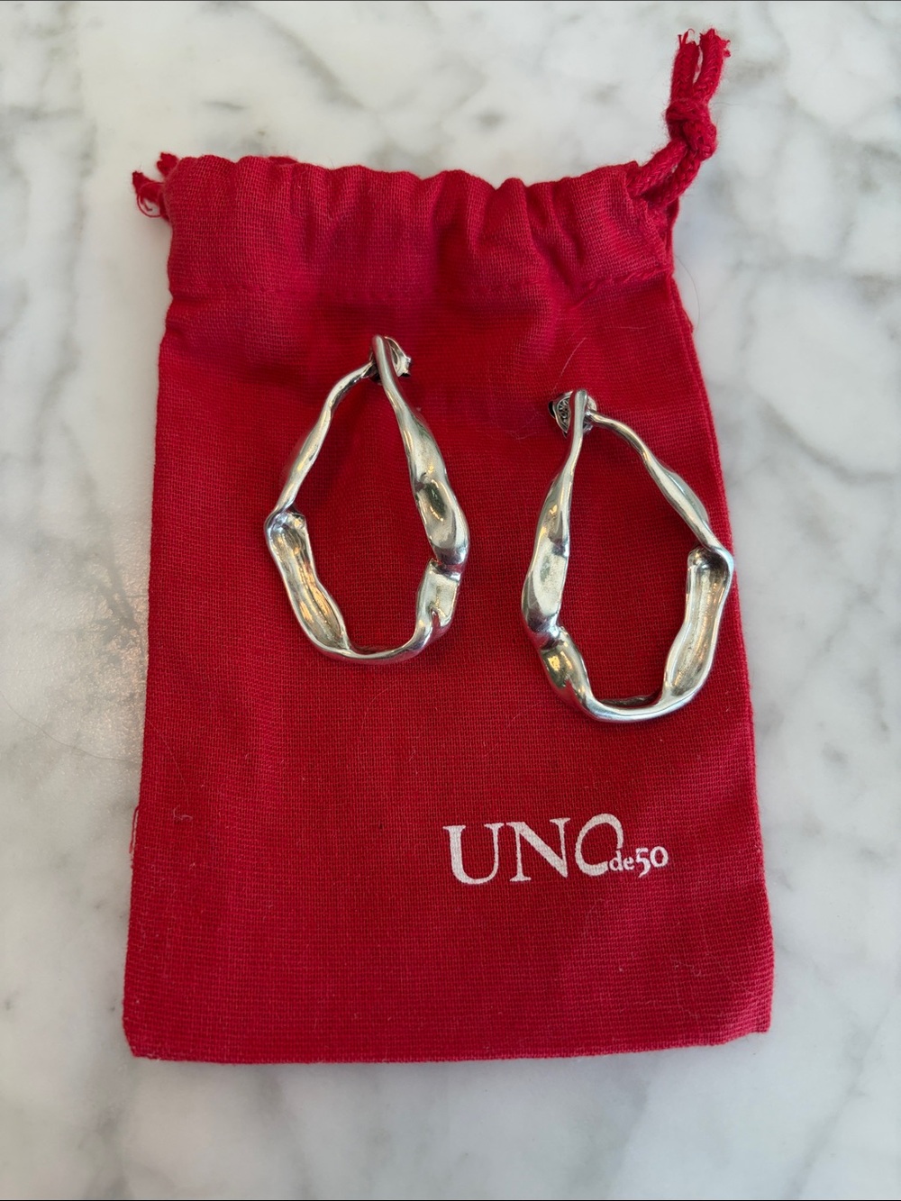 UNO de 50 Sculpted Marea Silver Hoop Earrings